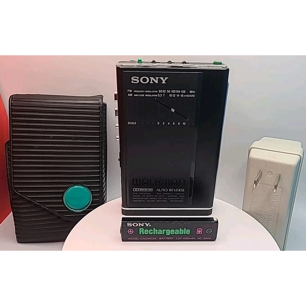 Sony WM-F100III Walkman Portable Cassette Player W Original Case Charger Battery